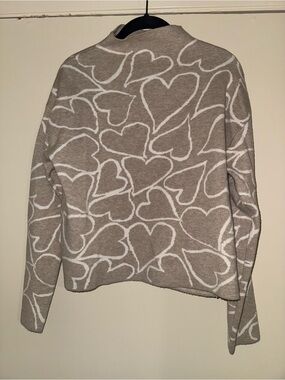 GUC | Tahari Beige & White Heart-Print Knit Pullover | Medium
